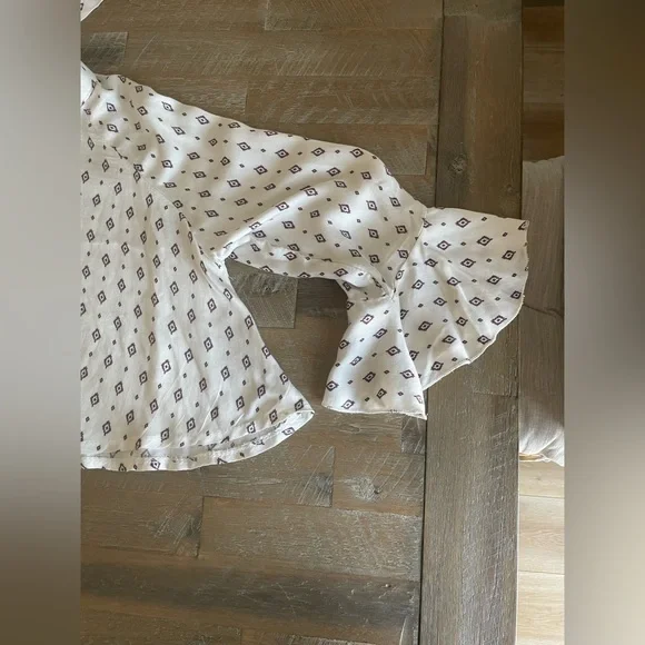 Flowy patterned, crop top! - Picture 2 of 4